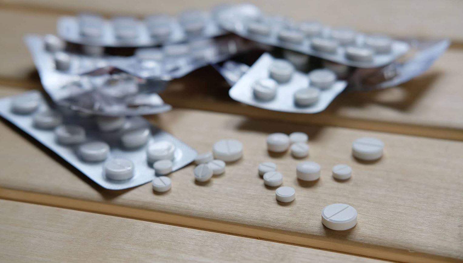 كبتاغون في طرد بريدي بالمطار.. إليكم ما حصل