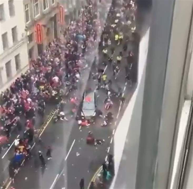 سيارة تدهس حشداً من المشاة (فيديو) 