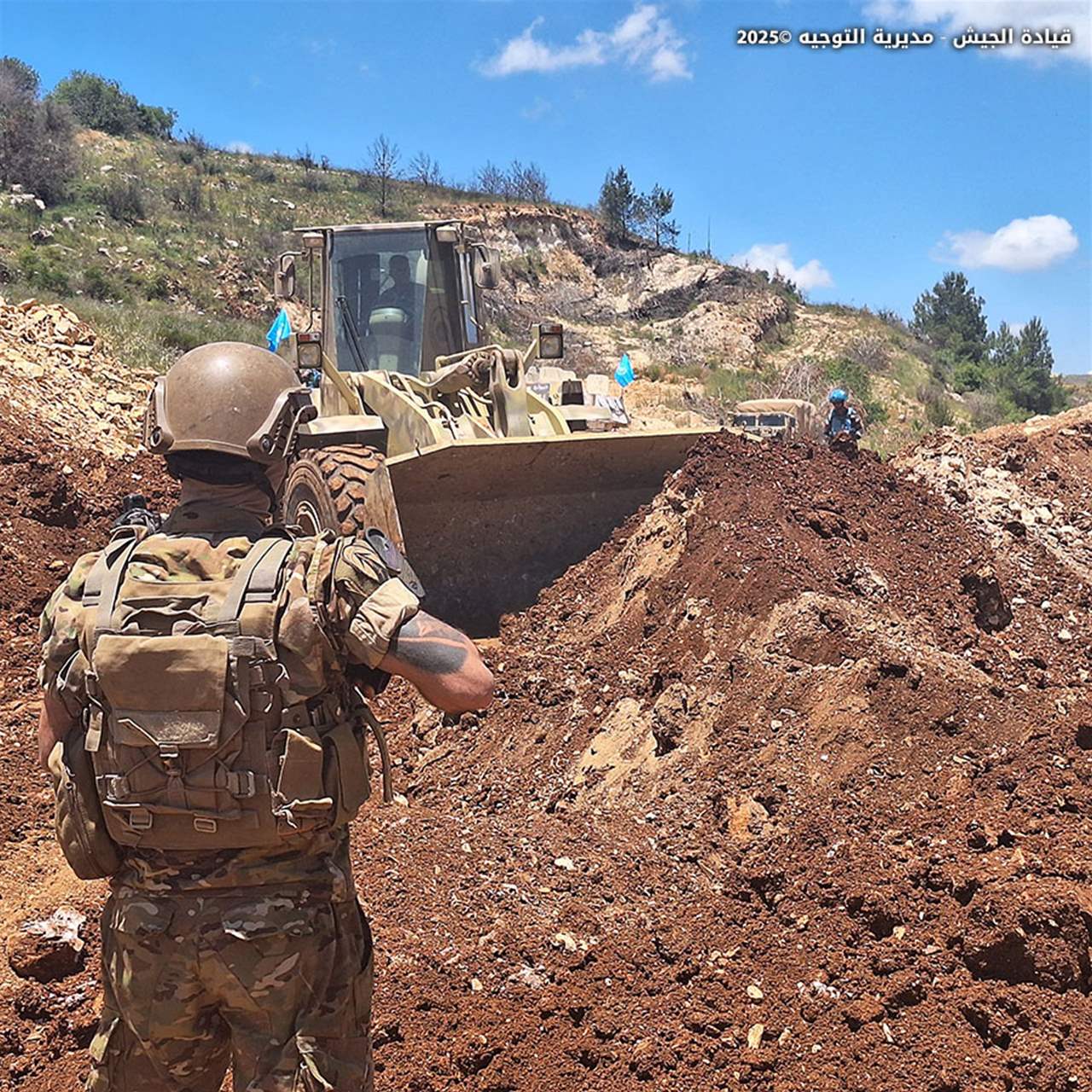 في خراج بلدة عديسة.. الجيش يزيل سواتر ترابية أقامها العدو الإسرائيلي (صور)