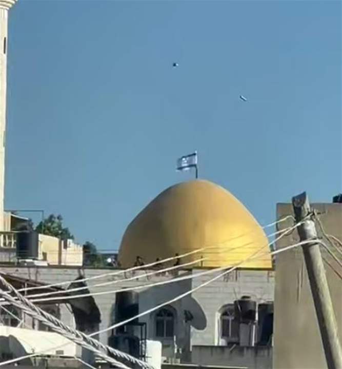 رفع علم إسرائيل على قبة أحد المساجد (فيديو) 