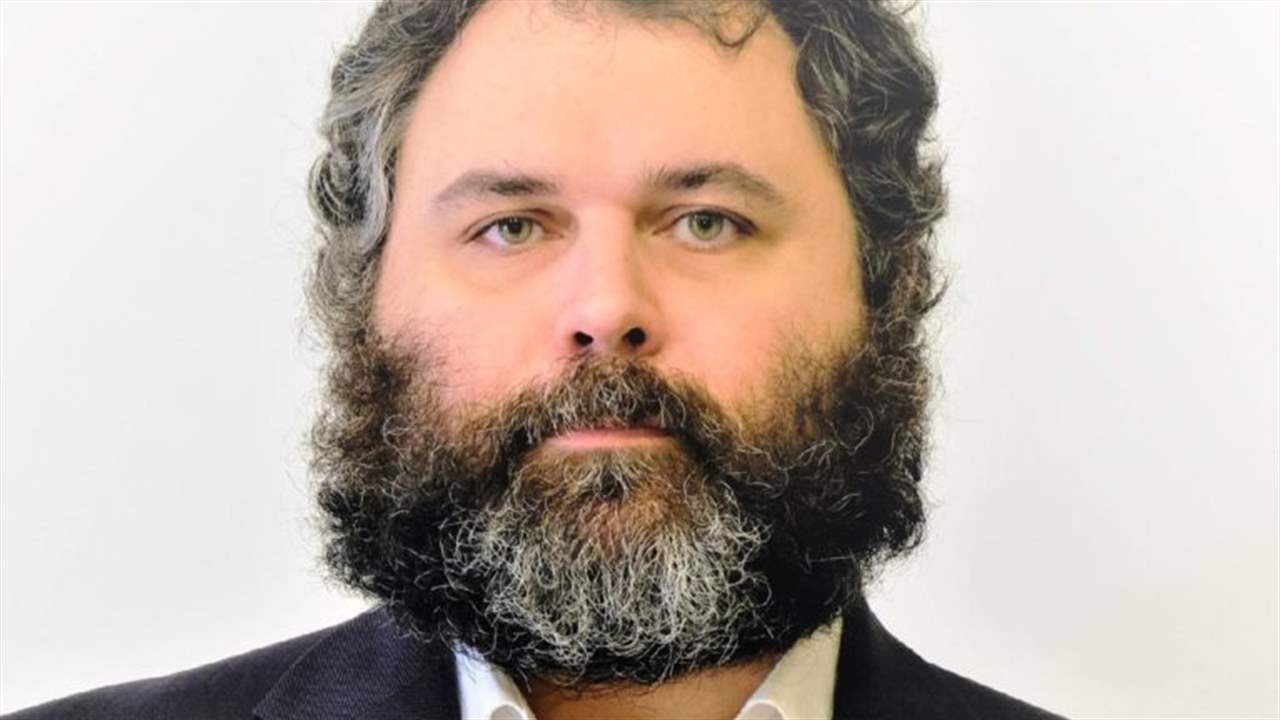 بأمر من عقيقي.. مداهمة منزل الكاتب والصحافي وسام سعادة! 