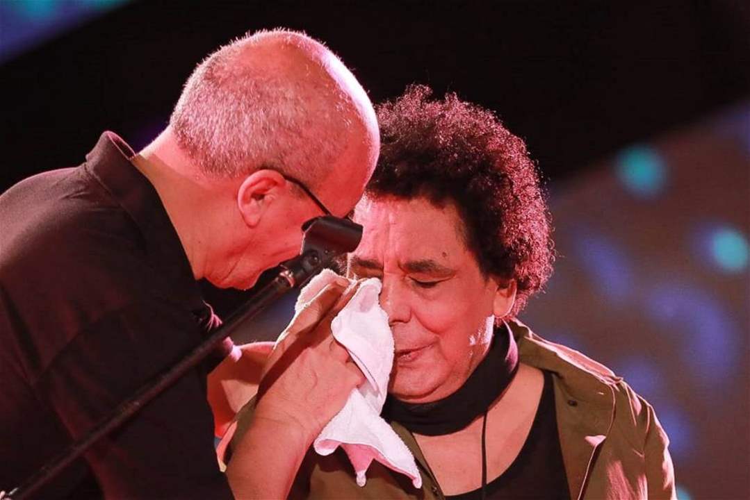 بكاء محمد منير يشعل مواقع التواصل الإجتماعي.. اليكم السبب 