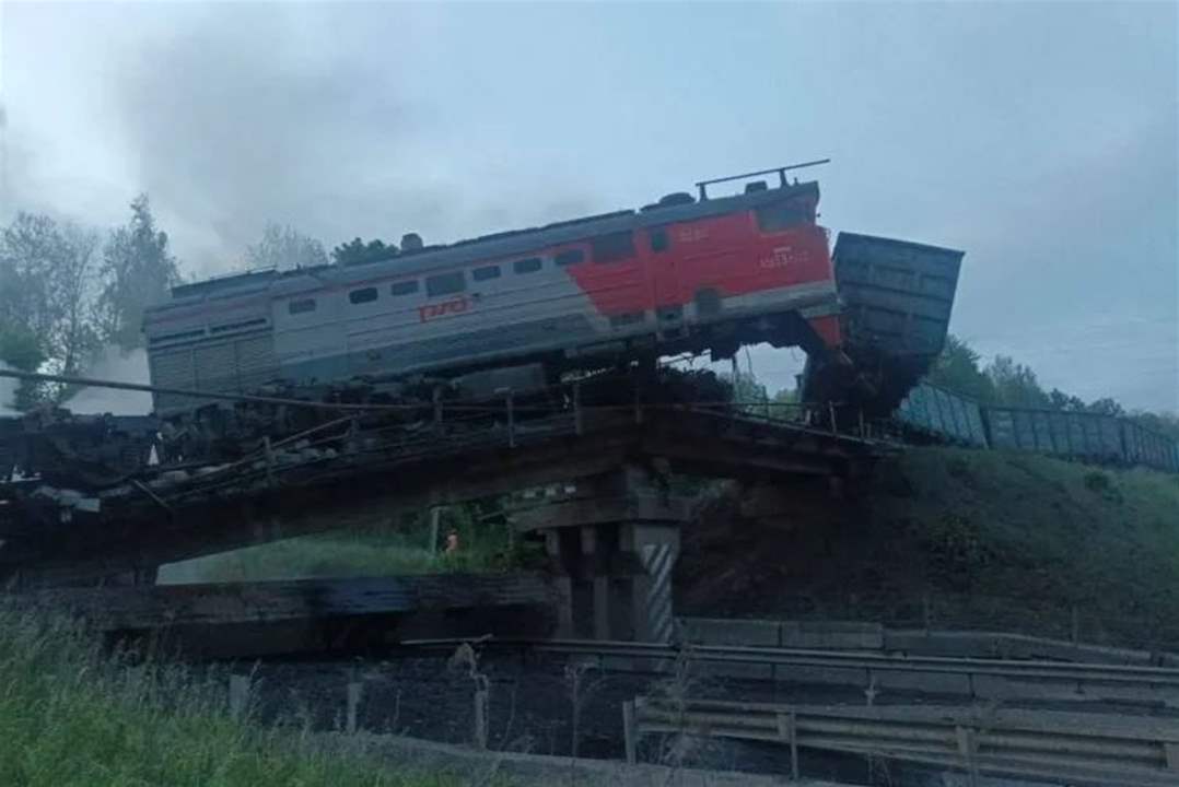 أوكرانيا تعلن تفجير قطار عسكري روسي.. وموسكو تحقق بإستهداف جسرين