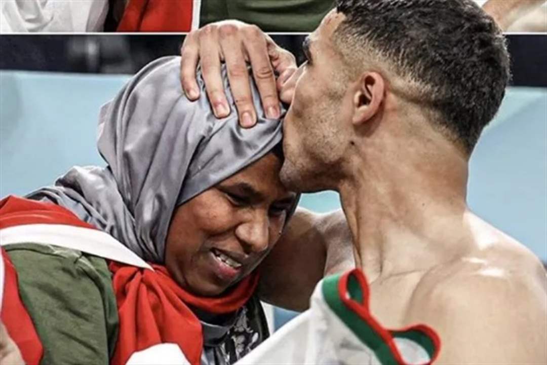 اللاعب المغربي اشرف حكيمي يحمل والدته بعد فوزه بلقب دوري ابطال اوروبا 