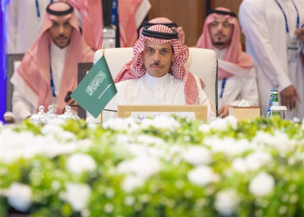 وزير الخارجية السعودي فيصل بن فرحان يلفت الأنظار بتعامله اللطيف مع "فتاة الراحة" في دمشق 