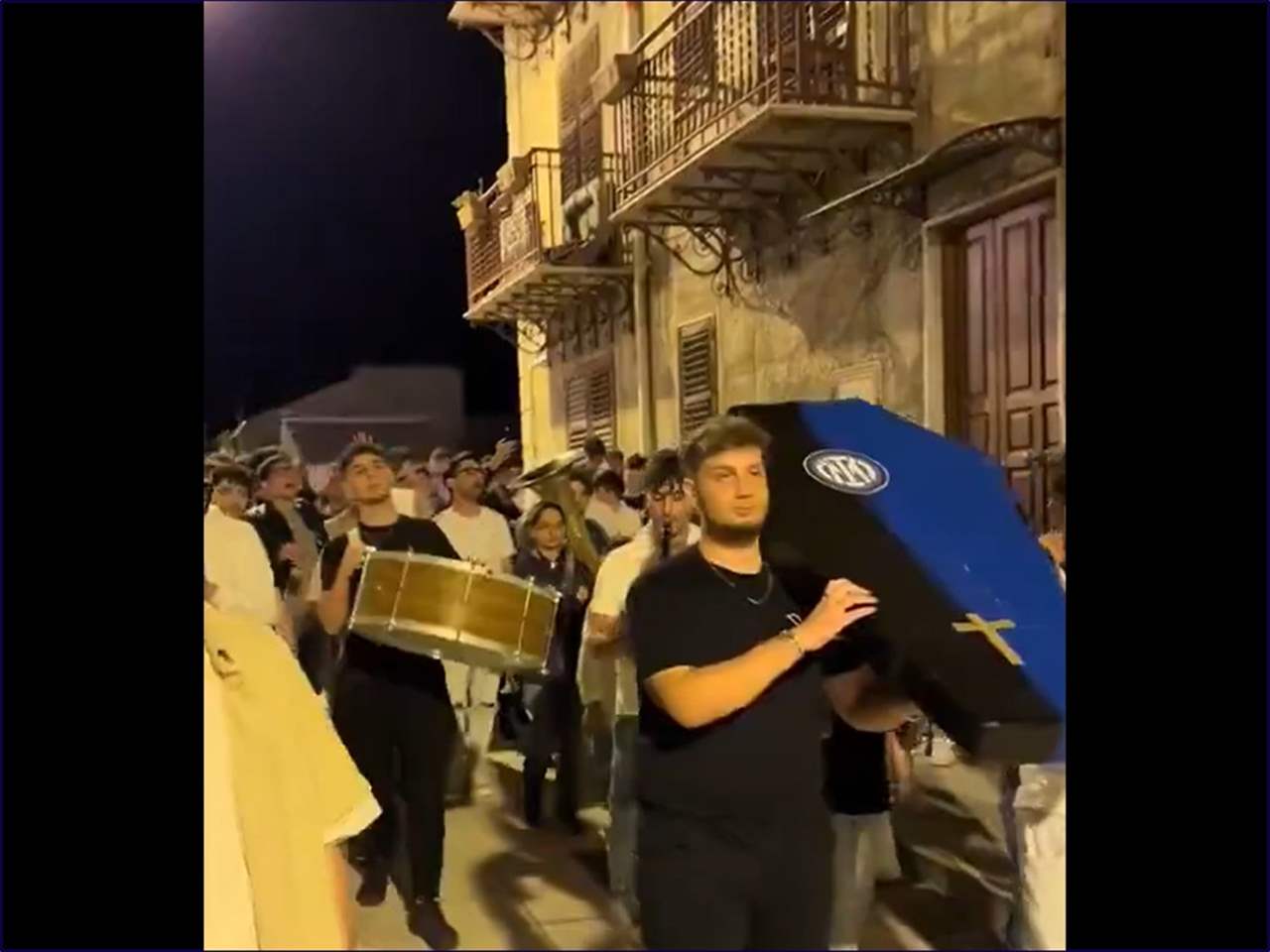 فيديو - جنازة رمزية شامتة لإنتر ميلان في إيطاليا