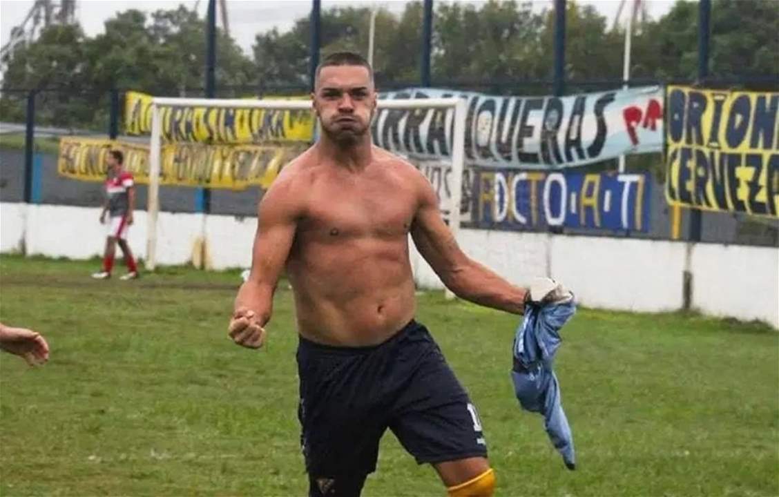 لاعب كرة قدم ينهار ويفارق الحياة على أرض الملعب 