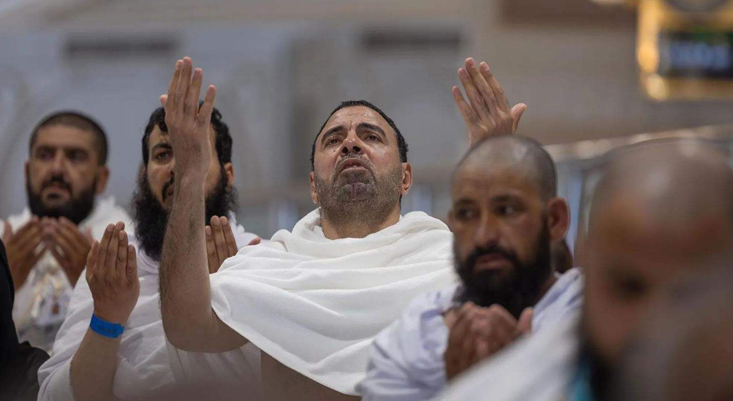 على عرفات.. ضيوف الرحمن يؤدون ركن الحج الأعظم 