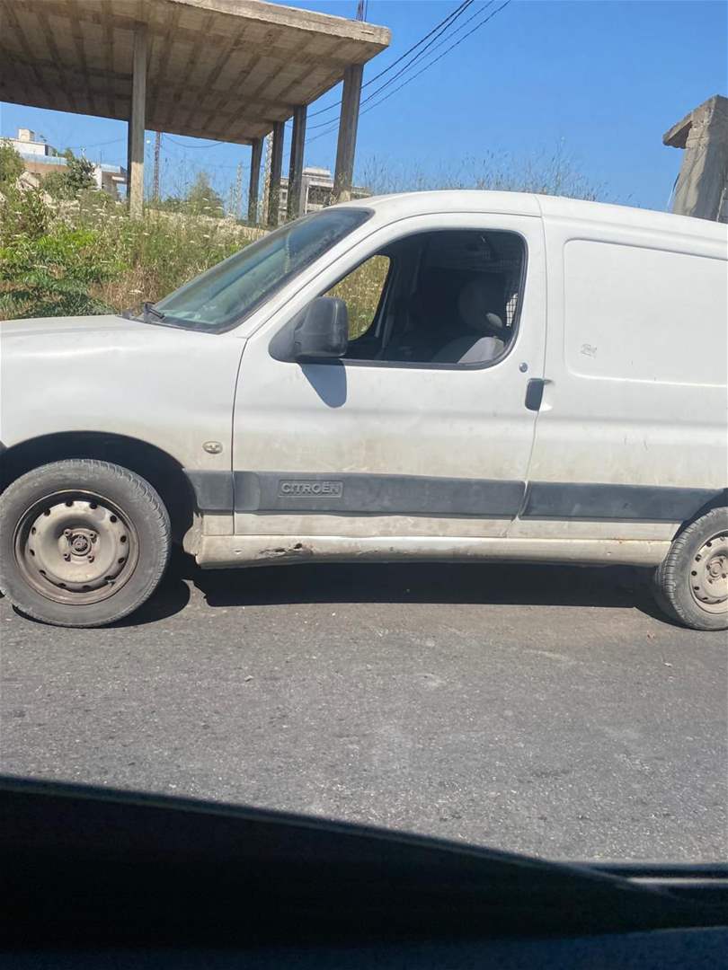 مراسل الجديد: مسيّرة إسرائيلية تستهدف "رابيد" في بلدة قلاويه بالقرب من مبنى المدرسة الرسمية ونجاة السائق 