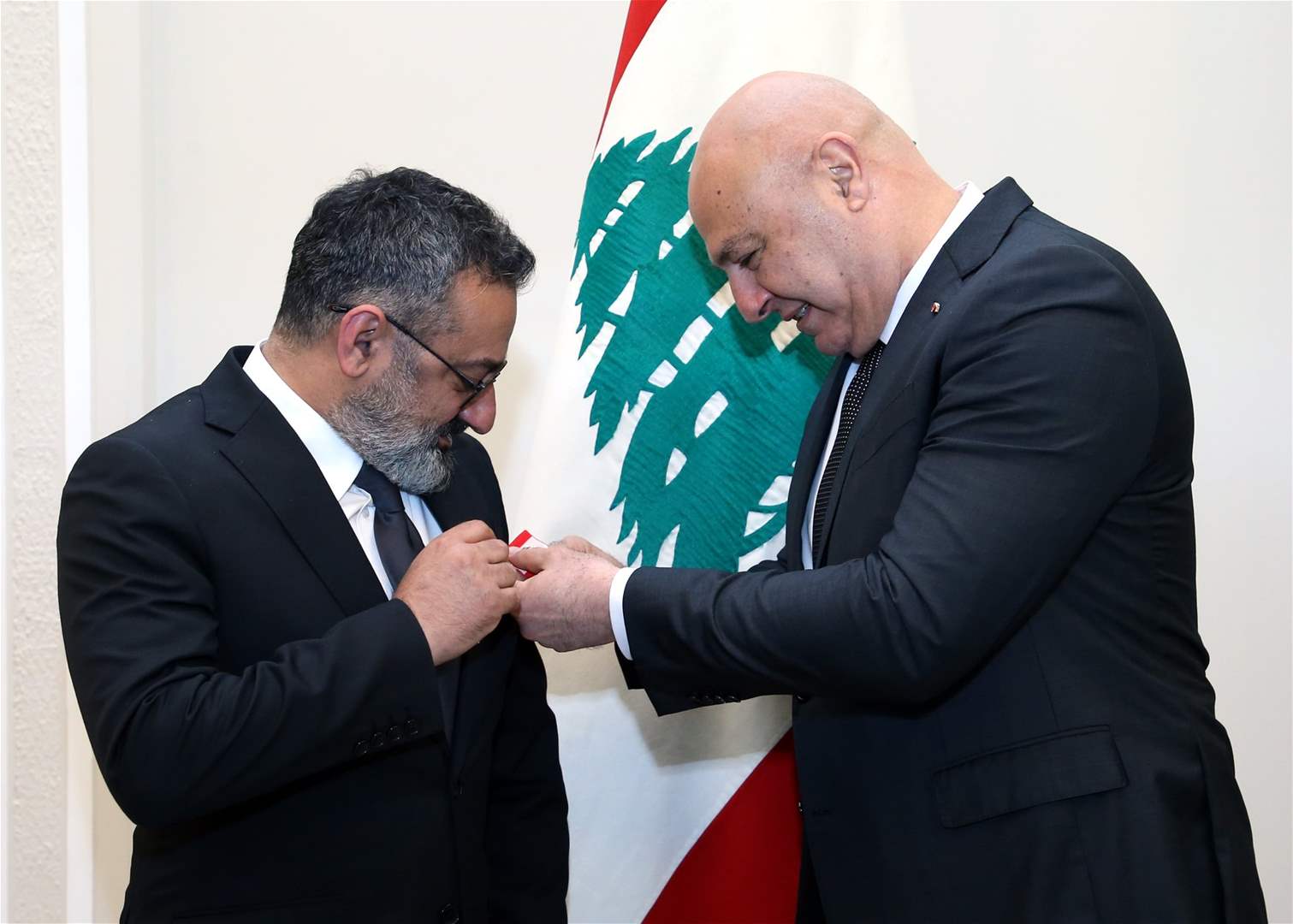 الرئيس عون يمنح الفنان جورج خباز وسام الاستحقاق اللبناني الفضي
