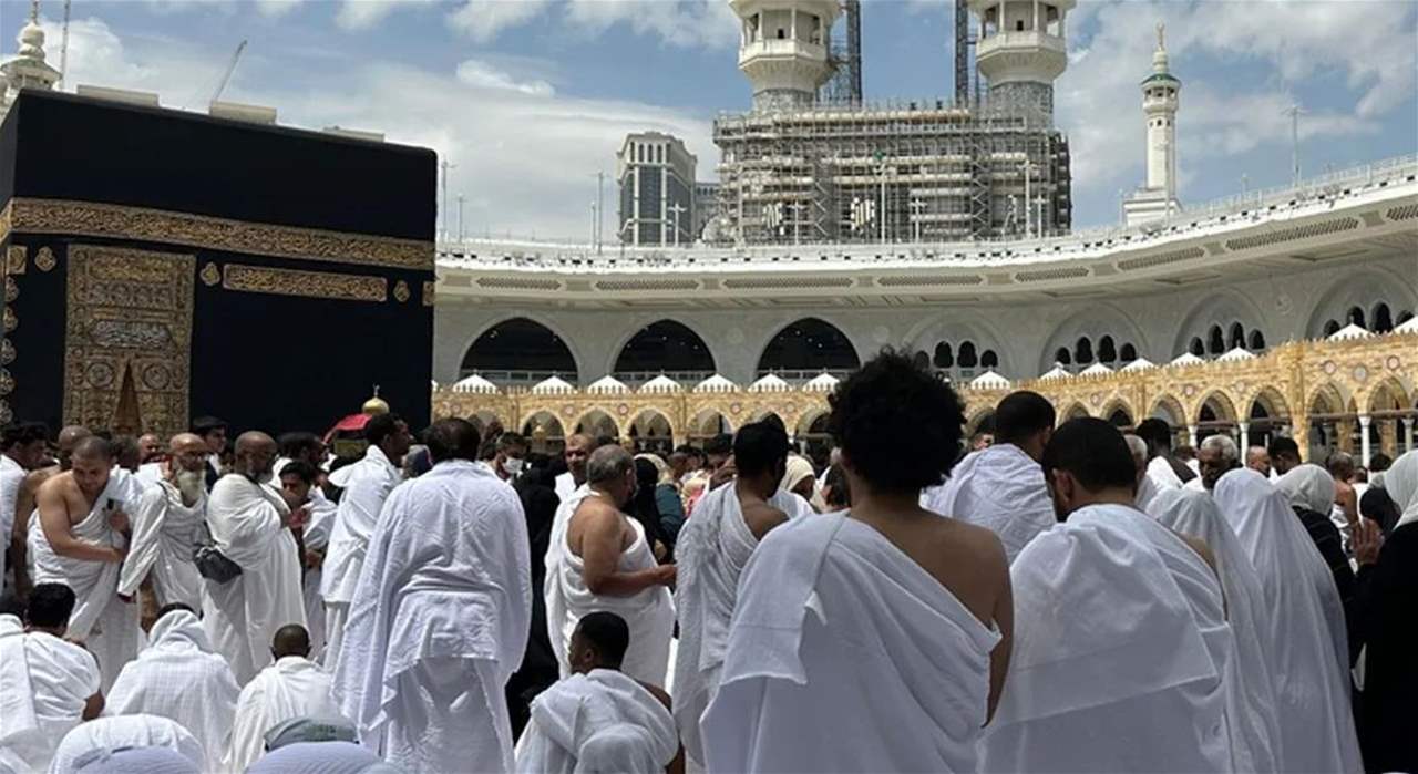 الحجاج يقفون على جبل عرفات في مشهد إيماني مهيب (فيديو) 