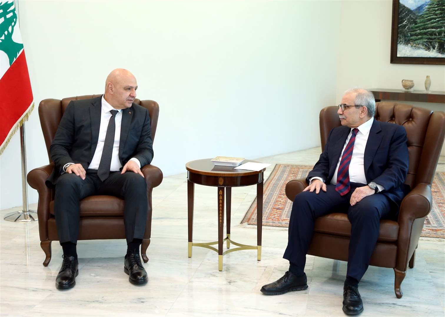 اللقاء بين رئيس الجمهورية ورئيس الحكومة تناول ملفّ التعيينات ولا سيّما الهيئات الناظمة إلى جانب الوضع في الجنوب والتمديد لليونيفيل وتفعيل عمل الإدارات وقد اتُّفِق على إصدار مرسوم بفتح دورة استثنائية لمجلس النواب 