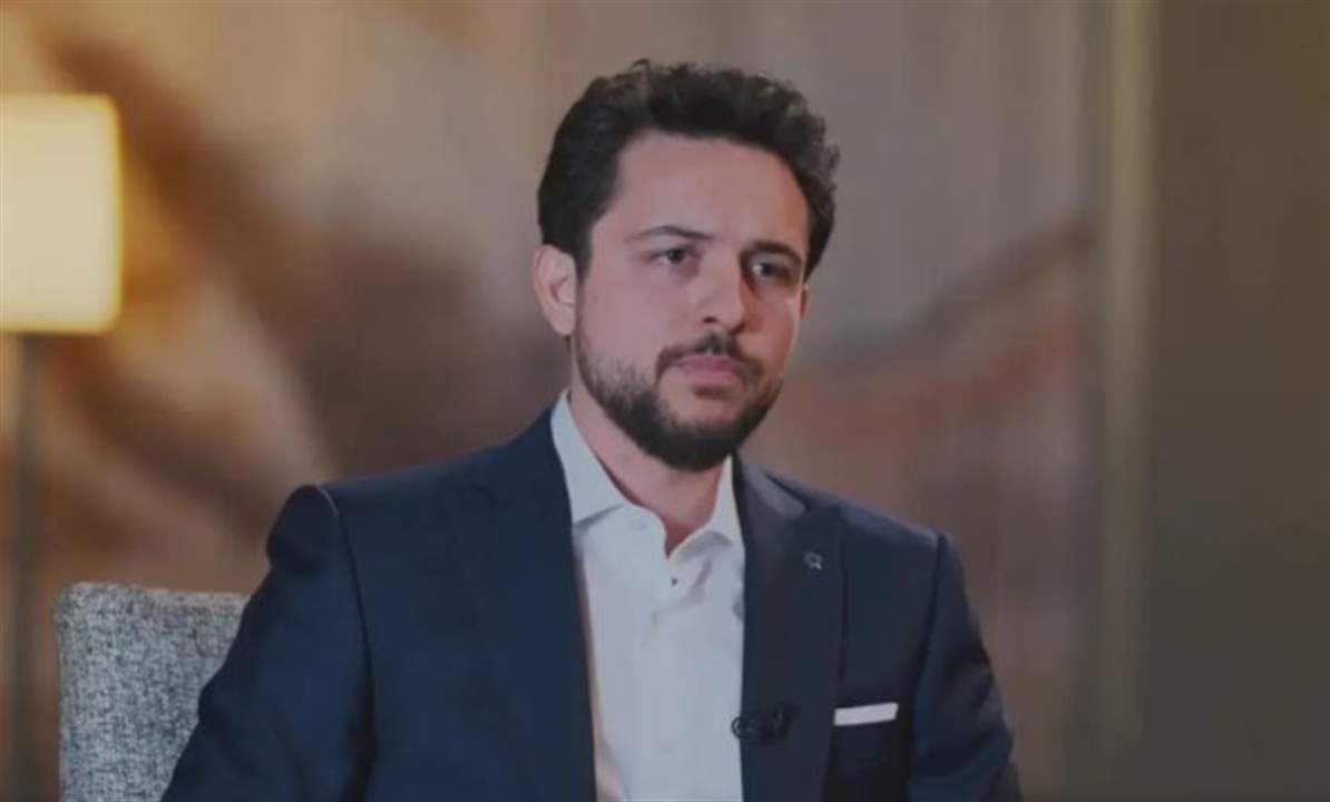 الامير الحسين يلعب مع ابنته الاميرة ايمان بعفوية قبل مباراة الأردن