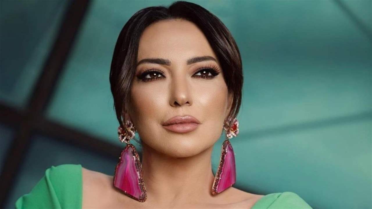 أمل عرفة تحتفل بعيد الأضحى من أمام برج إيفل