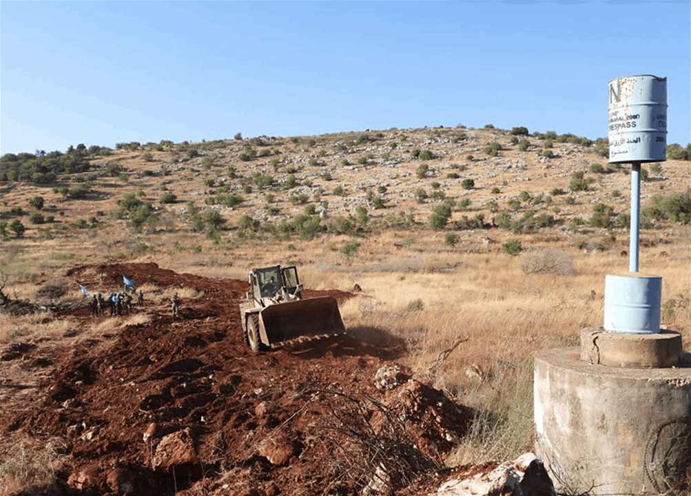 "حفره الإسرائيلي".. الجيش يردم خندقاً في خراج بلدة ميس الجبل (صور) 