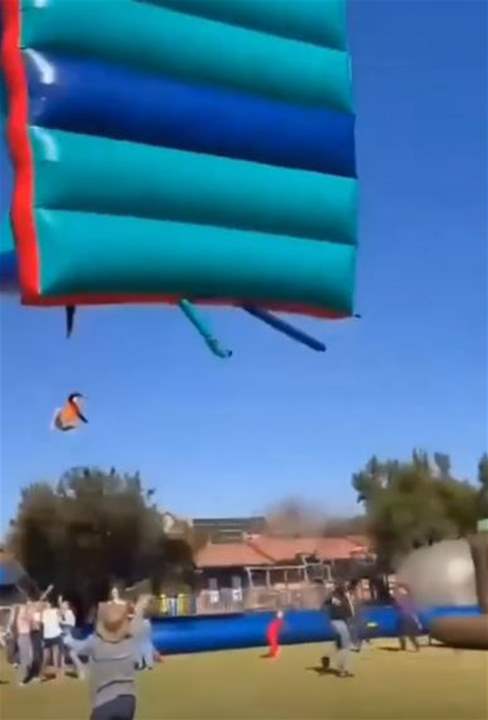 إصابات خطيرة بين الأطفال بسبب "القلعة النطاطة" (فيديو) 