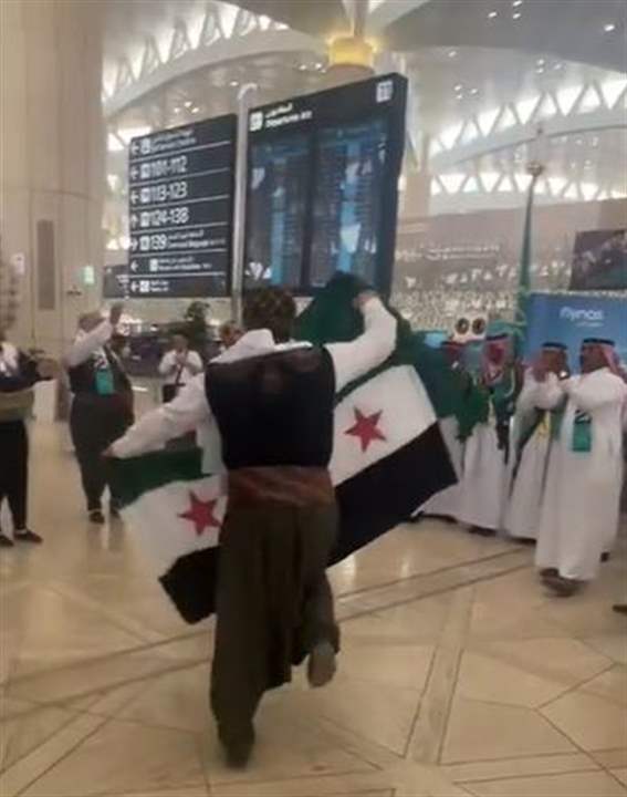 سعوديون وسوريون يحتلفون معاً في مطار دمشق (فيديو) 
