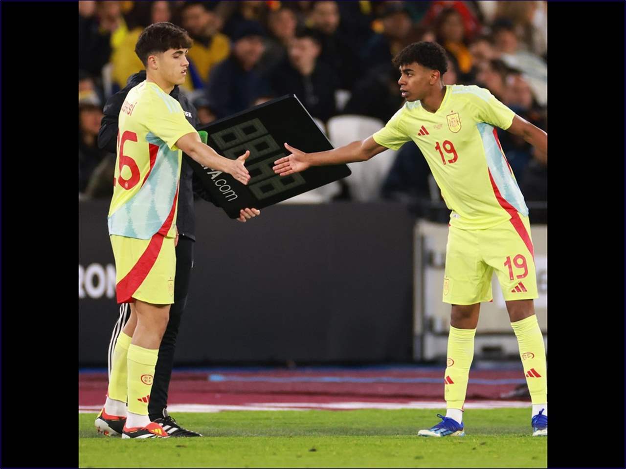 فيديو - لامين يامال يسخر من الجميع حتى في التدريبات