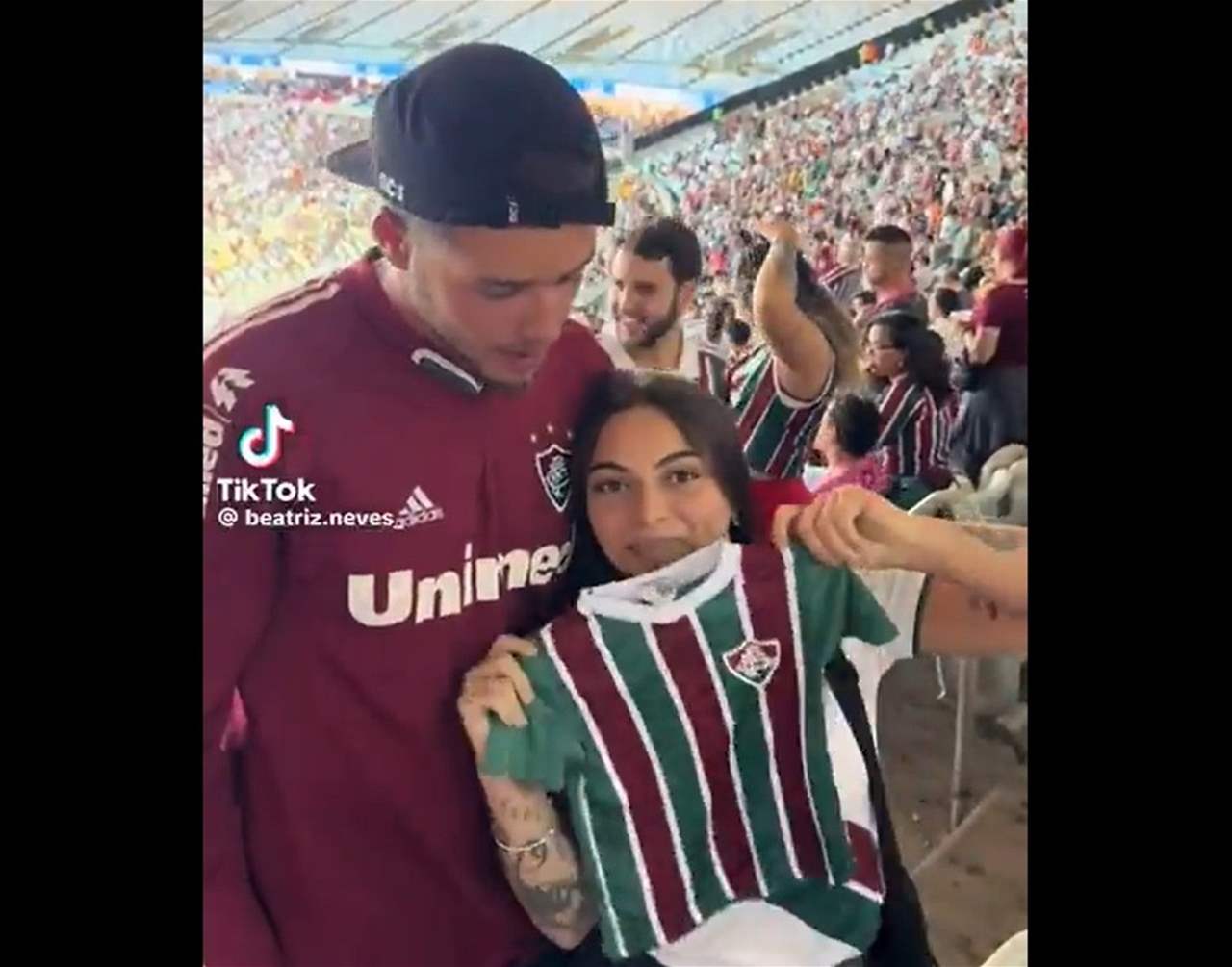 فيديو - الإعلان عن الحمل بطريقة مبتكرة في المُدرّج