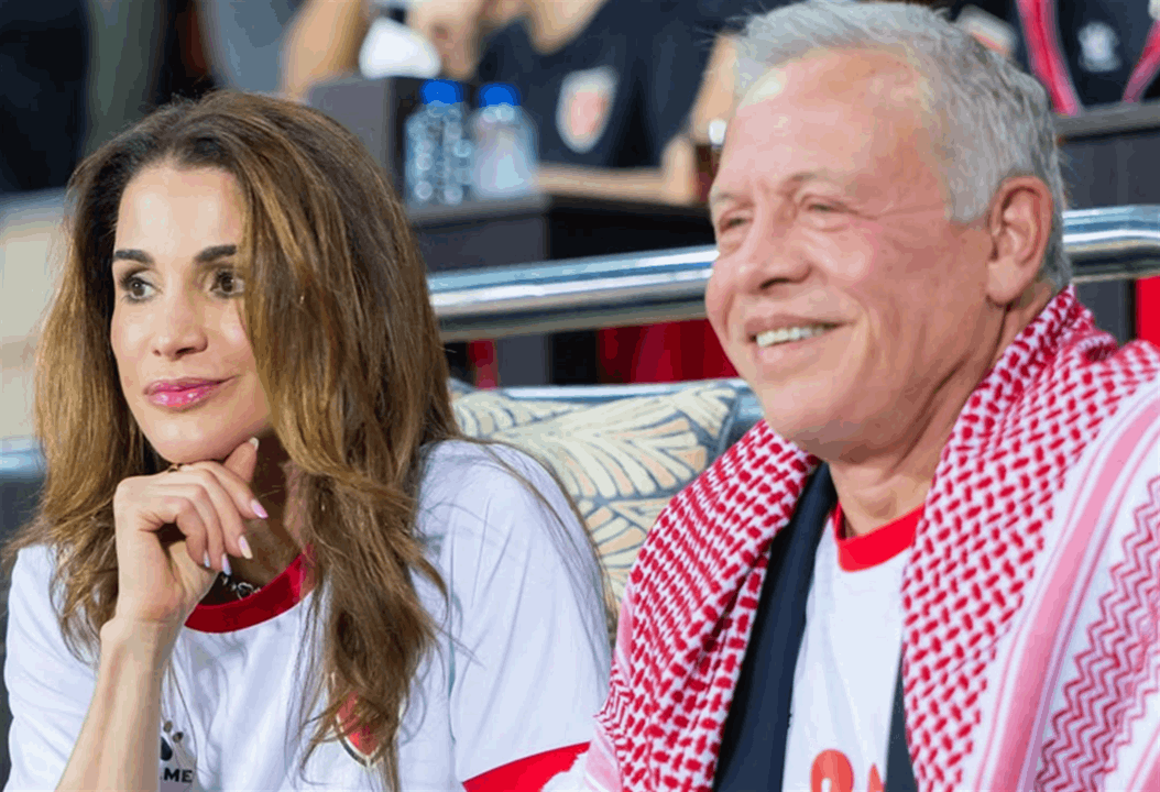 الملك عبدالله الثاني و الملكة رانيا و الأمير الحسين في المدرجات لدعم فريق النشامى 