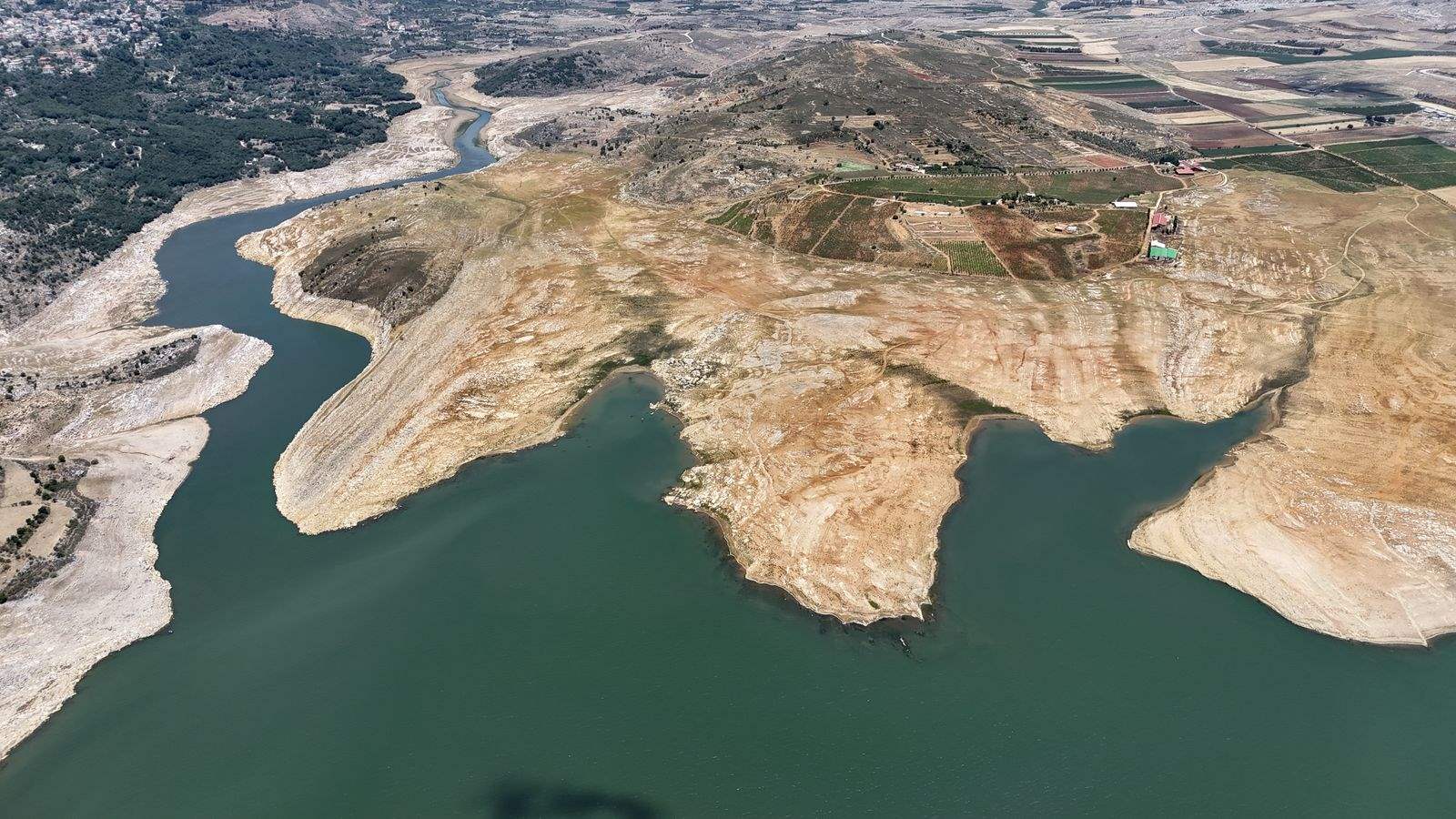 صور مرعبة.. بحيرة القرعون بحالة شح غير مسبوق