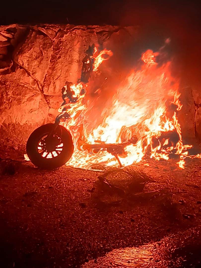 مسيّرة إسرائيلية تستهدف دراجة نارية على طريق النبطية الفوقا (فيديو) 