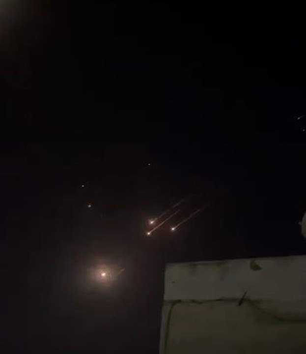 لحظة سقوط الصواريخ على وسط إسرائيل (فيديو) 