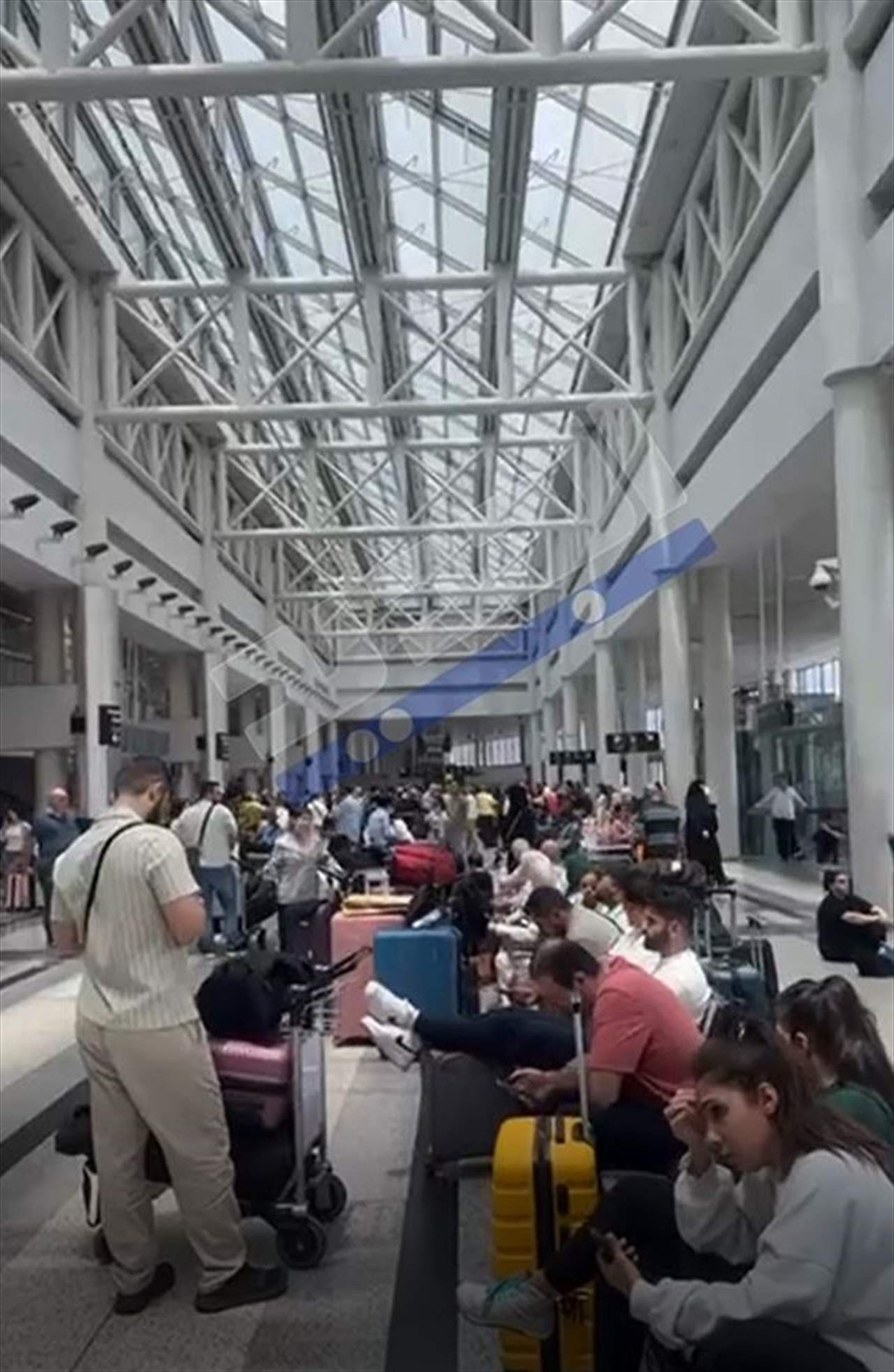 بالفيديو: زحمة خانقة.. وإنتظار بمطار بيروت!  