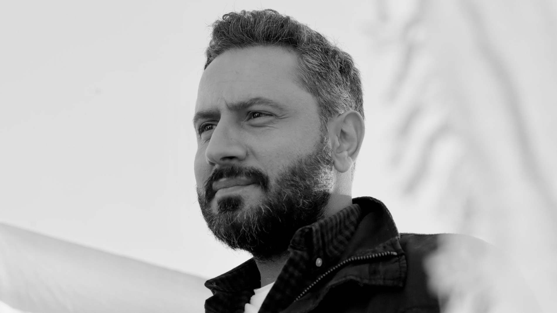 زوجة قيس الشيخ نجيب تلفت الأنظار في ظهور نادر برفقته 