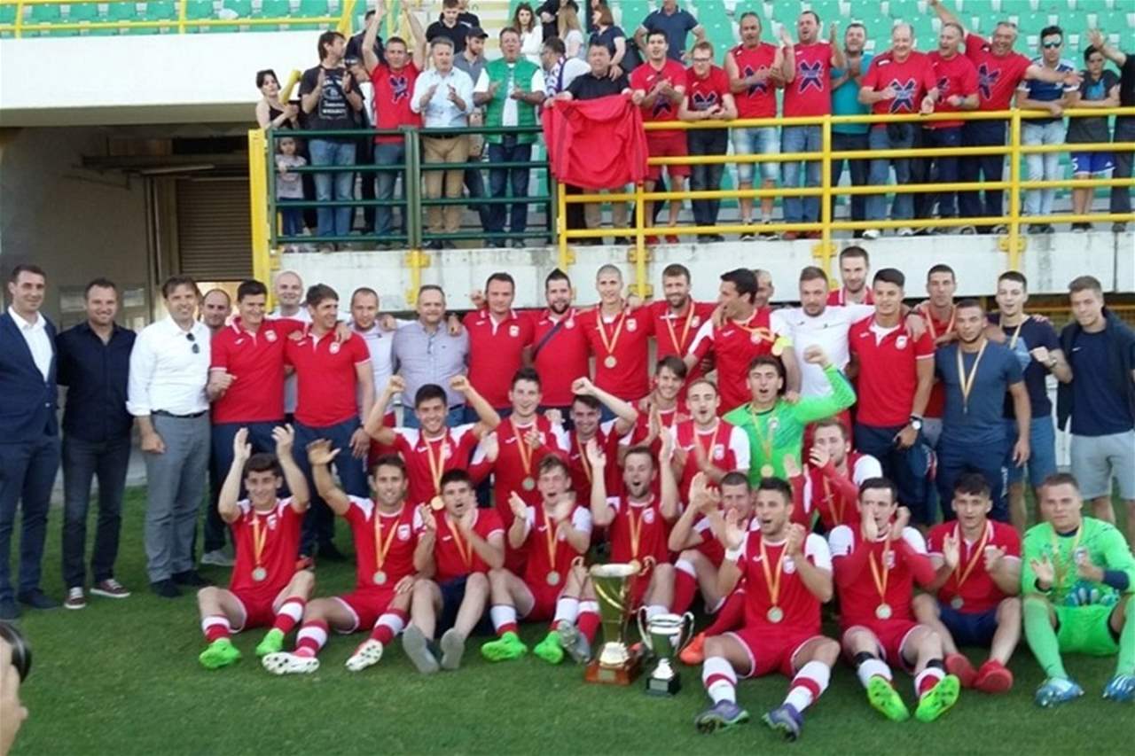 فيديو - نادي يحتفل بلقب الدرجة السادسة بطريقة مبدعة 