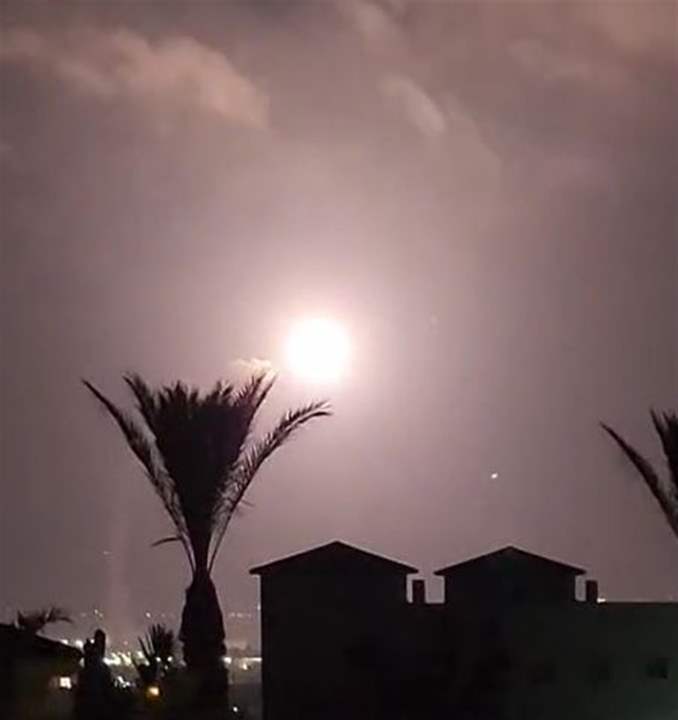 صاروخ إعتراضي إسرائيلي يسقط بالخطأ على تل أبيب (فيديو)