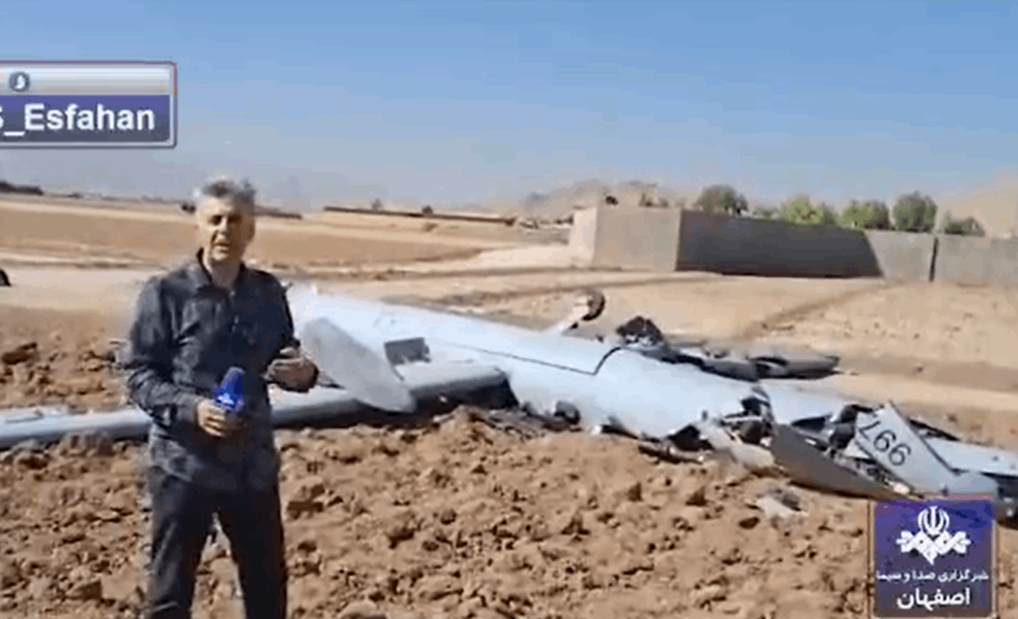 مراسل ايراني يُعاين مسيرة اسرائيلية بعد إسقاطها! (فيديو) 