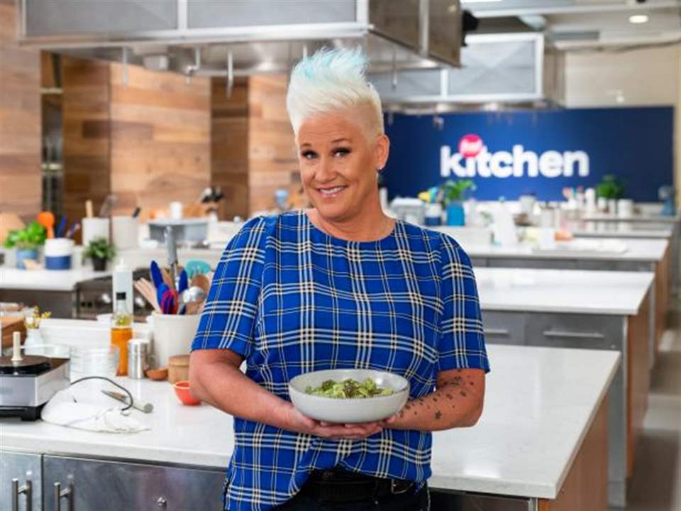 وفاة غامضة للشيف الشهيرة " آن بوريل " عن 55 عاما 