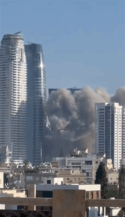 صواريخ تصيب مركزاً تجارياً وسط تل أبيب (فيديو) 