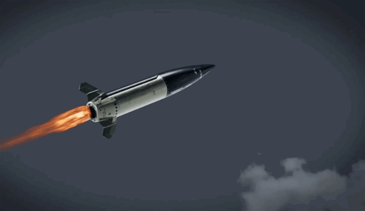 حمل رؤوساً متفجرة.. صاروخ "غير عادي" سقط بإسرائيل (صورة)