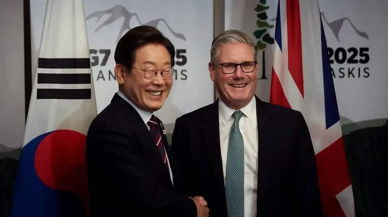 موقف محرج.. ستارمر يصافح مترجماً بدلاً من الرئيس الكوري (فيديو) 