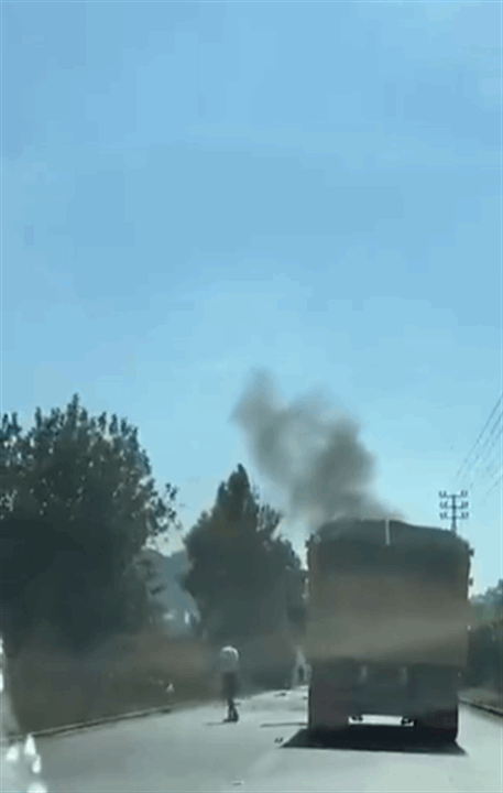 إستهداف سيارة على طريق عام العباسية (فيديو) 