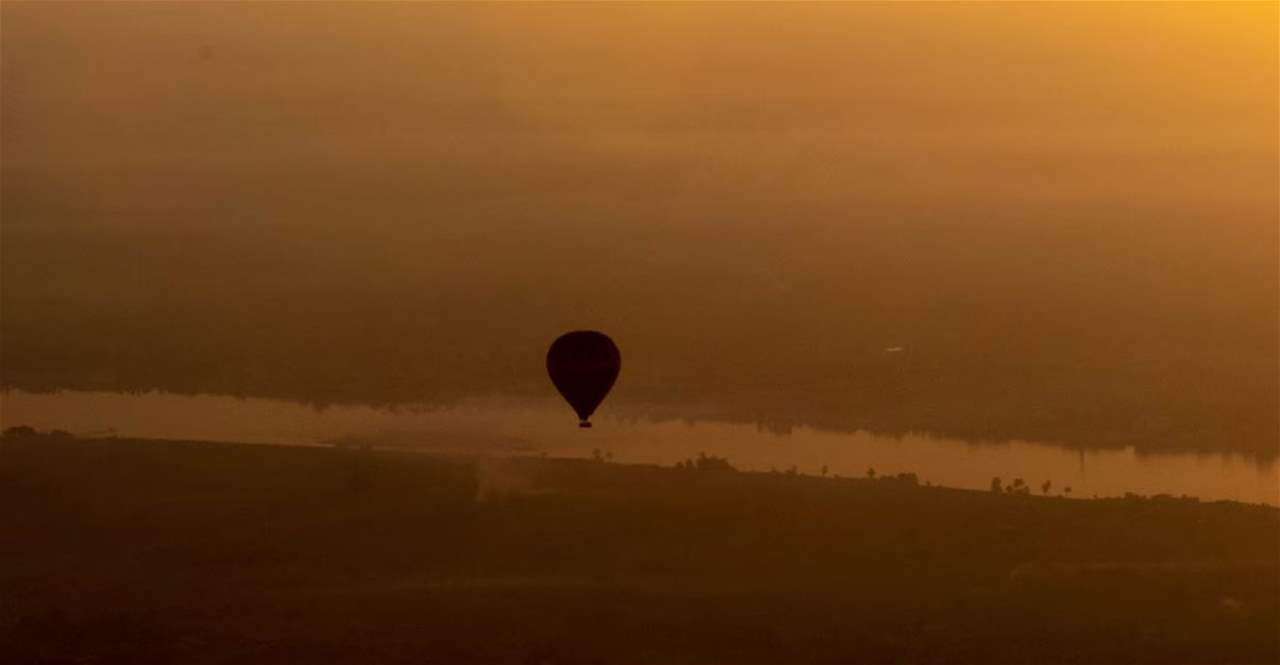 منطاد إندلعت به النيران وسقط بمن فيه (فيديو)  