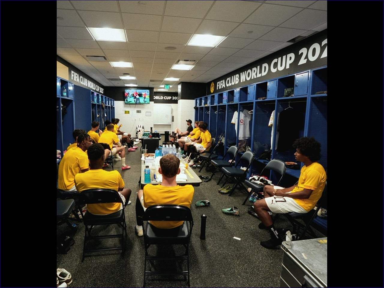 بدلاء بوروسيا دورتموند تابعوا فريقهم من غرفة الملابس