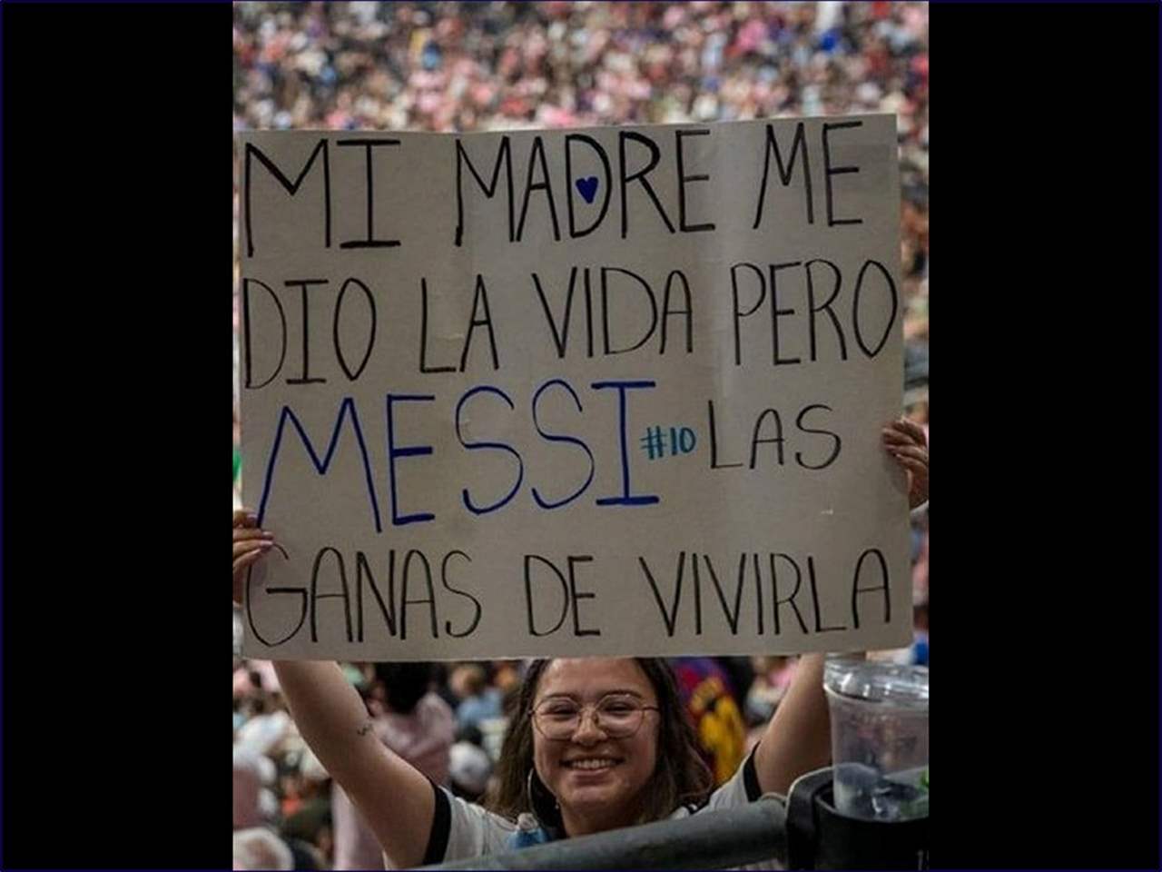 لافتة لمشجعة: "أمي منحتني الحياة.. لكن ميسي منحني الرغبة في عيشها"