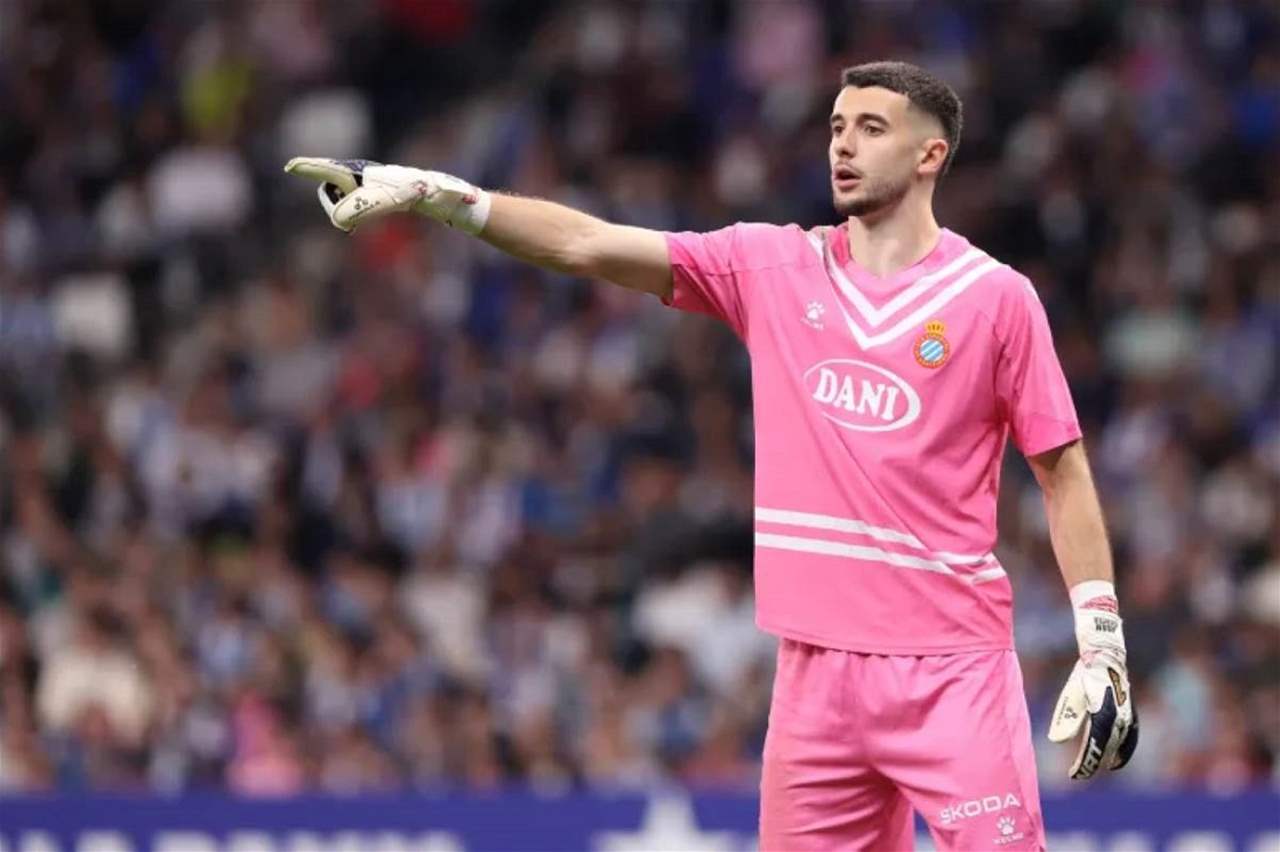 تهديدات ورسائل مسيئة .. أسبوع متوتر لحارس برشلونة الجديد 