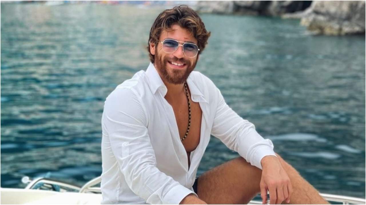 جان يامان يثير الجدل بحركاته الجريئة مع حبيبته على السجادة الحمراء