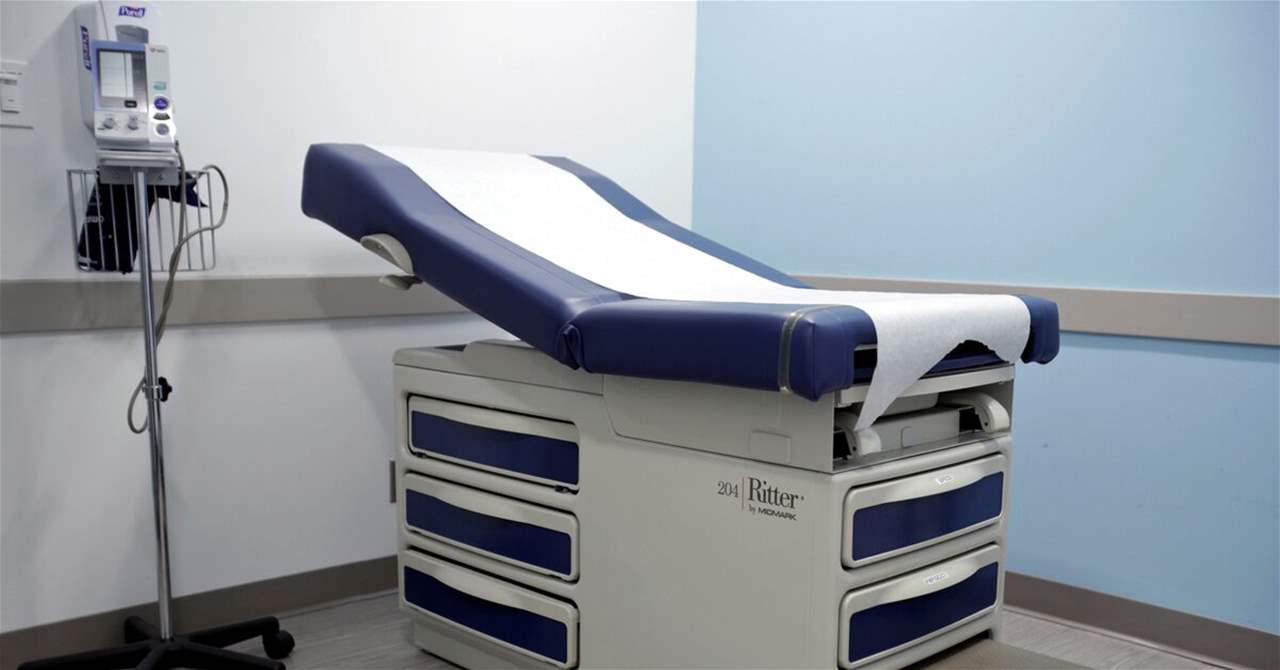 عيادة بالشمع الأحمر.. وأسلحة في بيت المدير! 