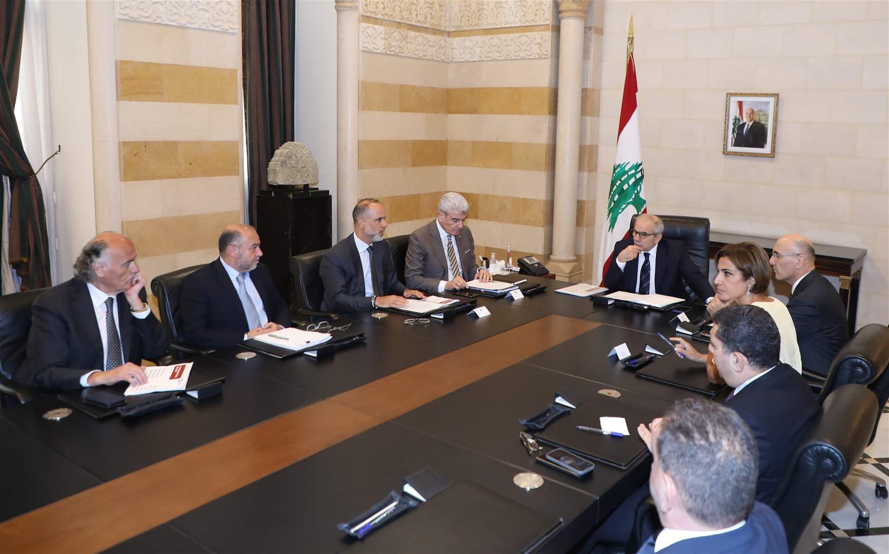 الرئيس سلام إستقبل وفداً بريطانياً وترأس إجتماعاً بحث في معالجة الروائح الكريهة في محيط المطار والشويفات