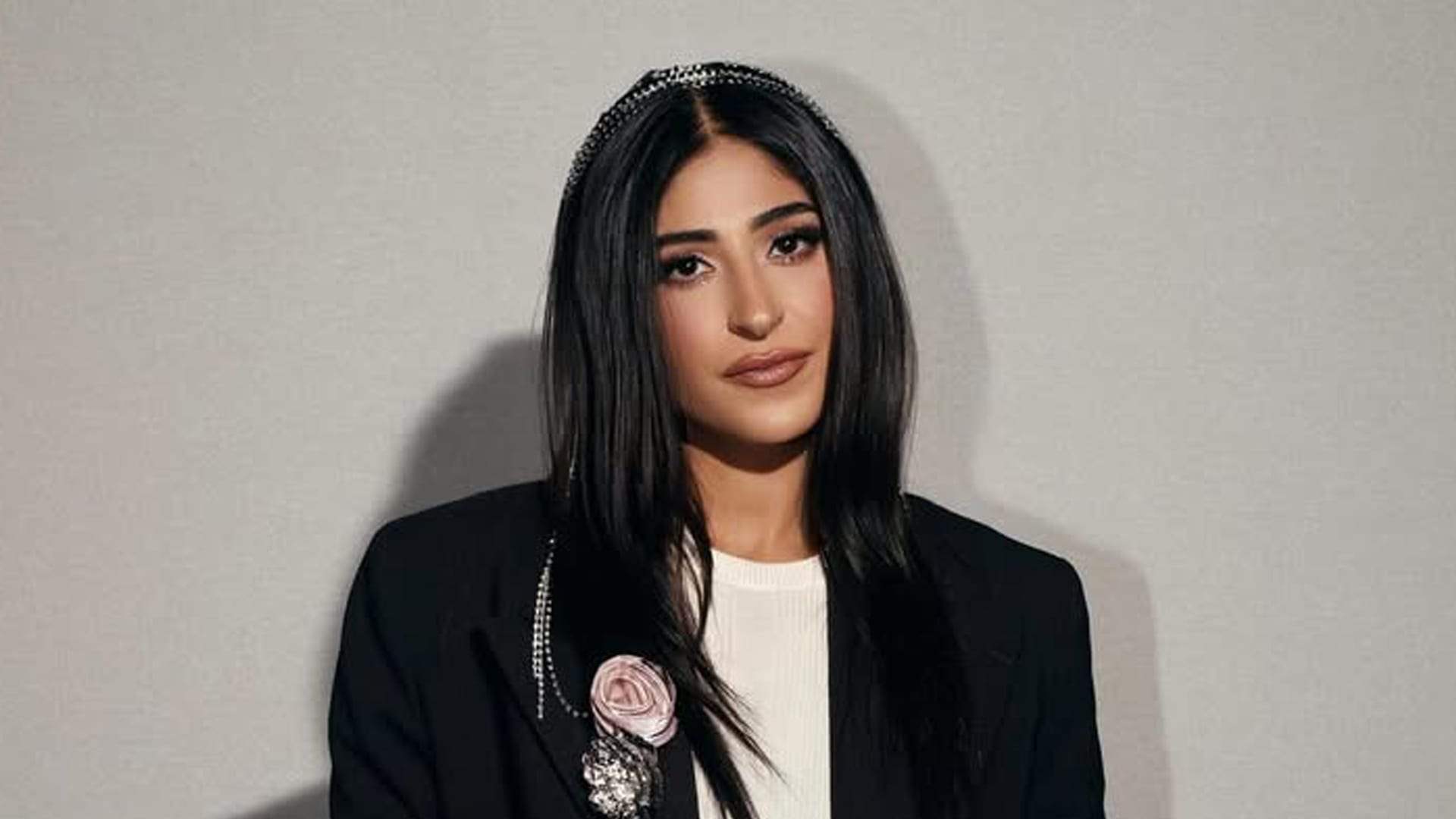 فنان كويتي يدافع عن شجون الهاجري ويشنّ هجوماً قاسياً على هؤلاء النجوم