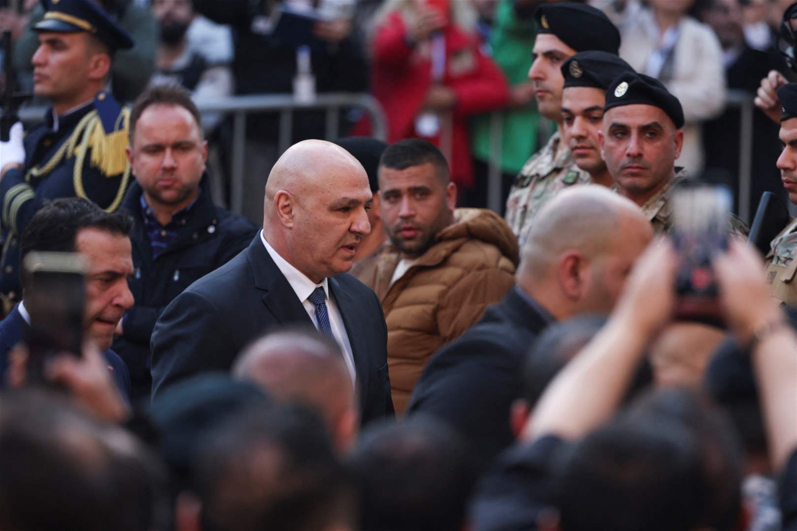 من وضع صورة الرئيس عون بجانب نتنياهو؟ 