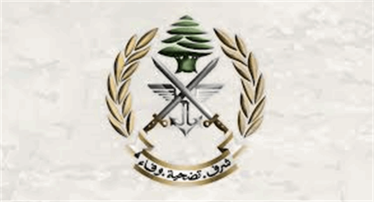 كان محمّلاً بأسلحة وذخائر.. الجيش يطلق النار على "بيك آب" (صورة) 