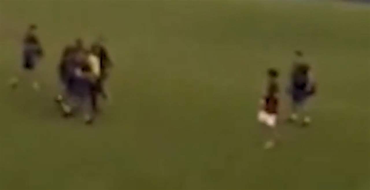 فيديو - القبض على حكم أثناء قيادته مباراة