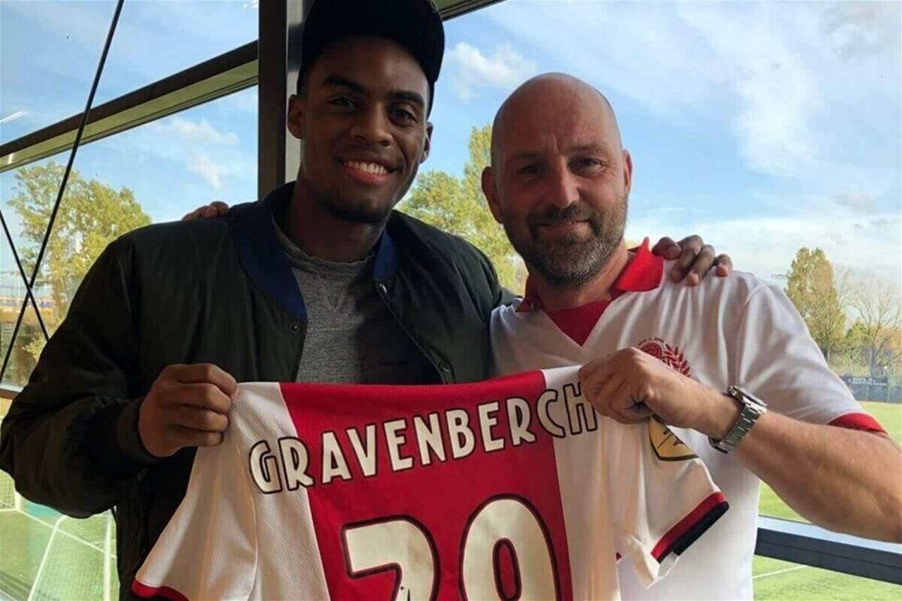 فيديو - عودة مؤثرة لنجم ليفربول الى جذوره في سورينام