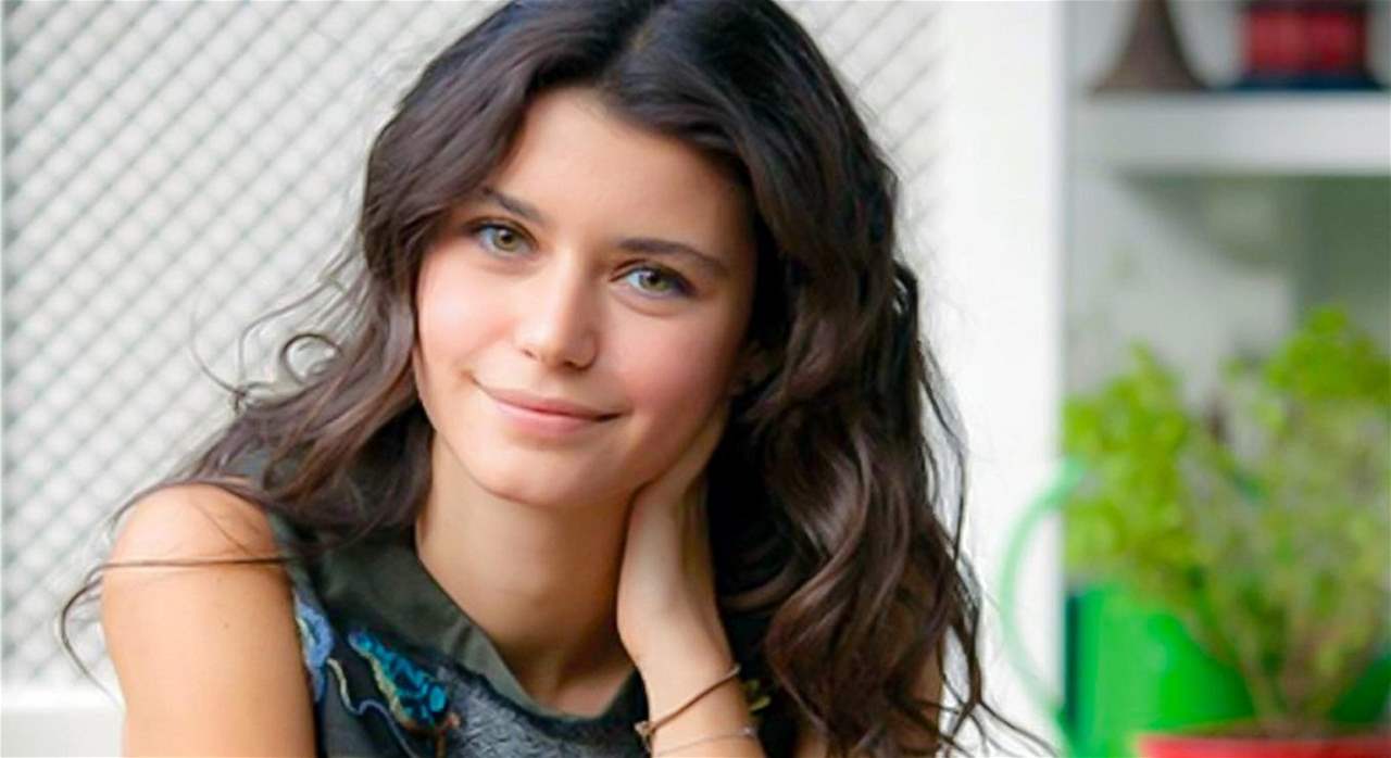 بيرين سات تفاجئ الجميع في احدث ظهور لها والجمهور يغازلها